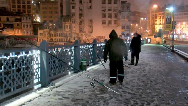 Kısıtlamanın kalkmasıyla balıkçılar Galata Köprüsüne koştu