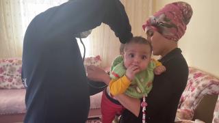 Boğazına meyve kaçan bebek, telefonla yapılan tarifle kurtarıldı