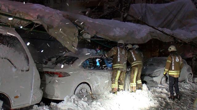 Spor salonunun çatısı çöktü: Araçlar enkaz altında kaldı