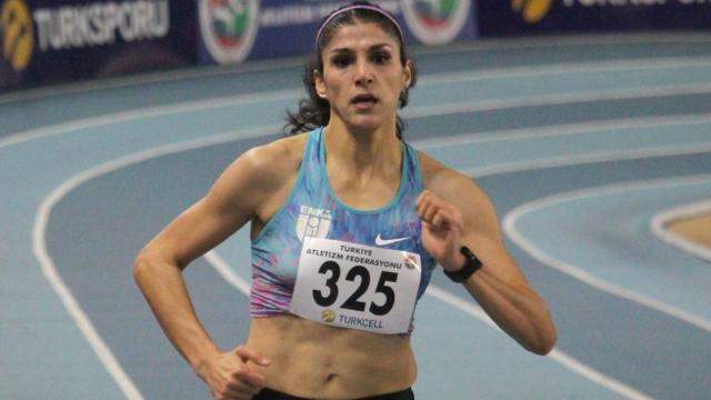 Milli atlet Elif Polattan 300 metre salon rekoru