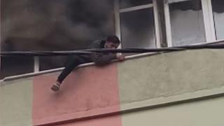 Yangında mahsur kalan iki çocuğu kurtarma seferberliği kamerada