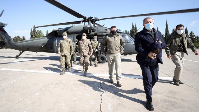 Bakan Akar ve komuta kademesi sınır hattında