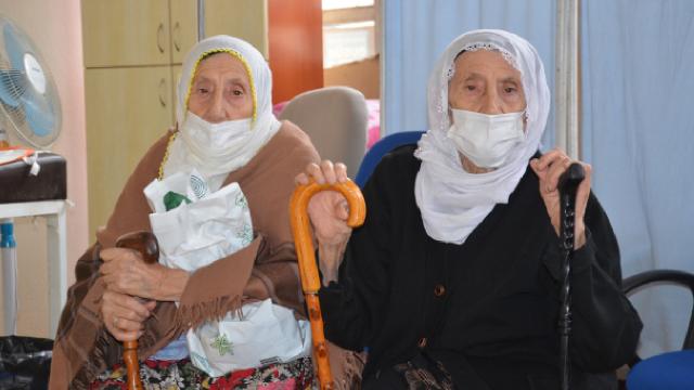 Ordunun ikiz nineleri aşı oldu