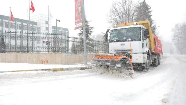 Edirnede sınır kapılarına giden yollarda karla mücadele