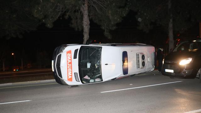 Ispartada ambulansla otomobil çarpıştı: 2 yaralı