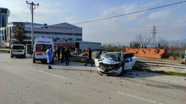 Kestelde otomobil traktöre çarptı: 2 yaralı