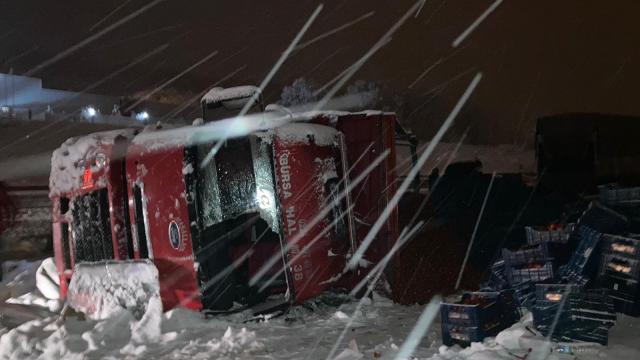 İnegölde tır devrildi