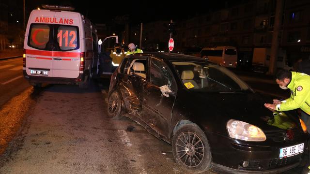Hamile kadın kaza yapan ambulansta doğum yaptı