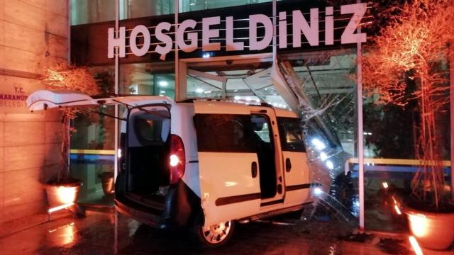 Kocaelide polisin dur ihtarına uymayan sürücü belediye binasının kapısına çarptı