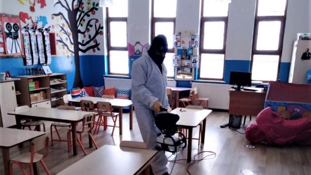Van ve Bitliste yüz yüze eğitime başlayacak okullar dezenfekte edildi