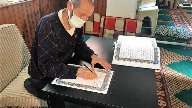 Salgın döneminde eve kapanan emekli Lokman amca iki Kuran-ı Kerim yazdı