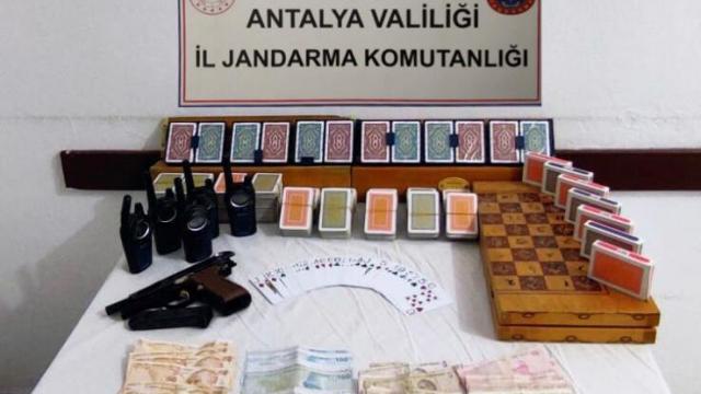 Jandarmanın itfaiye merdiveniyle balkondan girdiği evde kumar oynayanlar suçüstü yakalandı