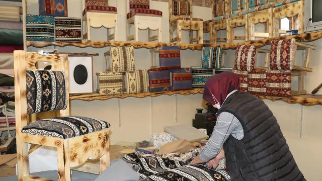 Kendi imkanıyla kurduğu işletmede tek başına sedir imalatı yapıyor