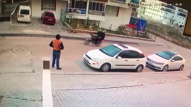Ankarada yol kenarında bekleyen kişiye kurşun isabet etti