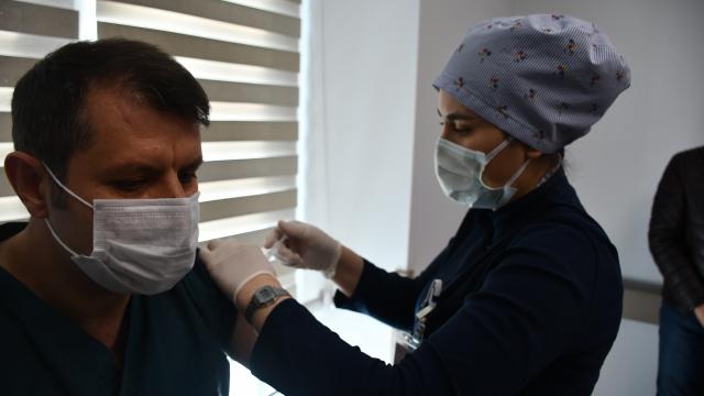 Sivas Valisi Salih Ayhan, Covid-19 aşısı oldu