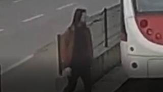 Tramvayın altında kalmaktan son anda kurtuldular