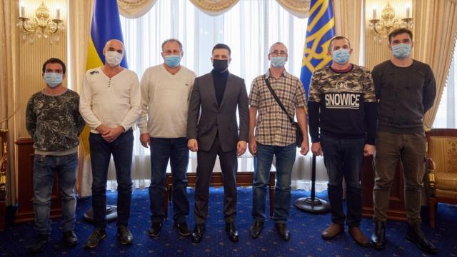 Zelenskiy alıkonulan 6 Ukraynalı denizciyi kabul etti