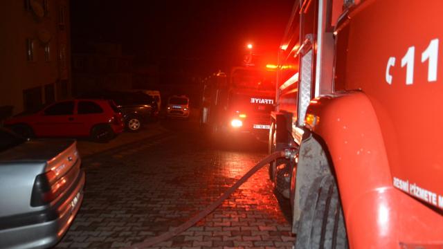 Düzcede apartmanda çıkan yangında 3 kişi dumandan etkilendi