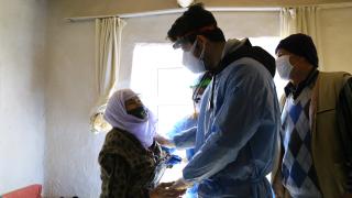 Zeynep teyze aşı ekibini görünce gözyaşlarını tutamadı