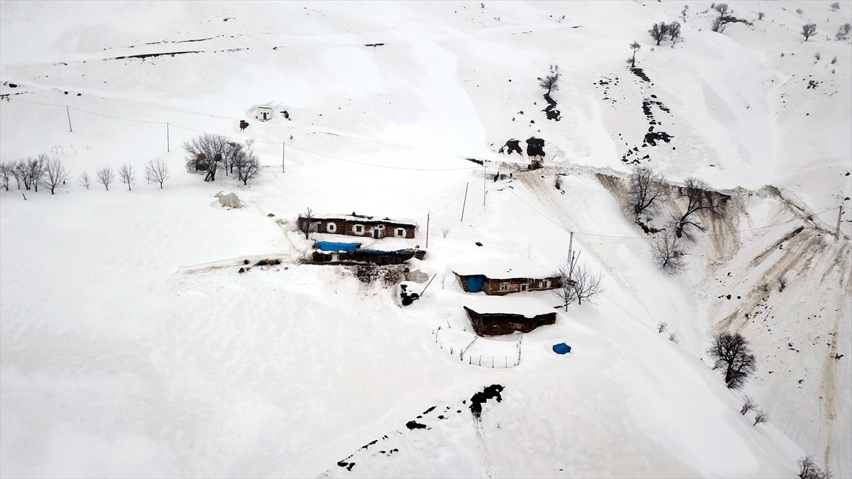 "Soğuktan elimiz makinenin demirine yapışıyor"