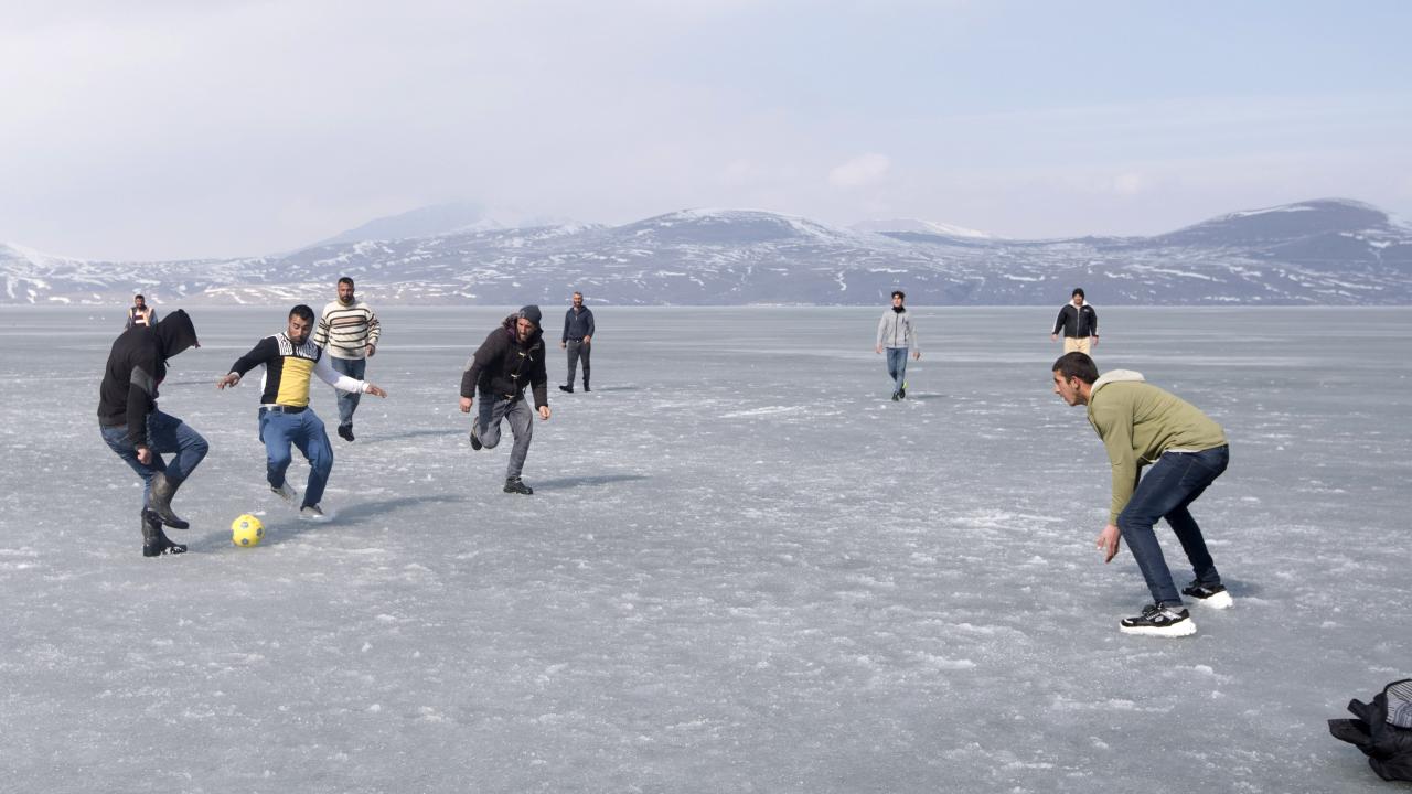 "Donan göl üzerinde top oynuyoruz”