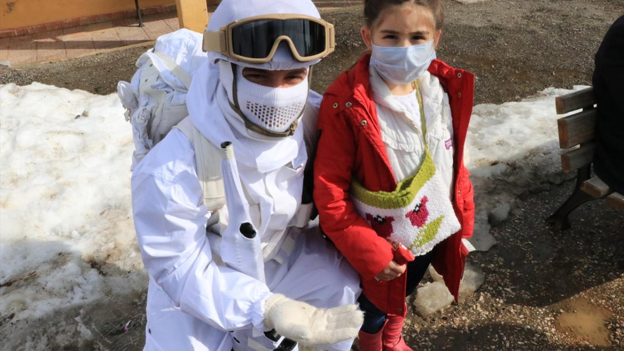 Yaşlılar dua ediyor, çocuklar gülen yüzleriyle moral veriyor