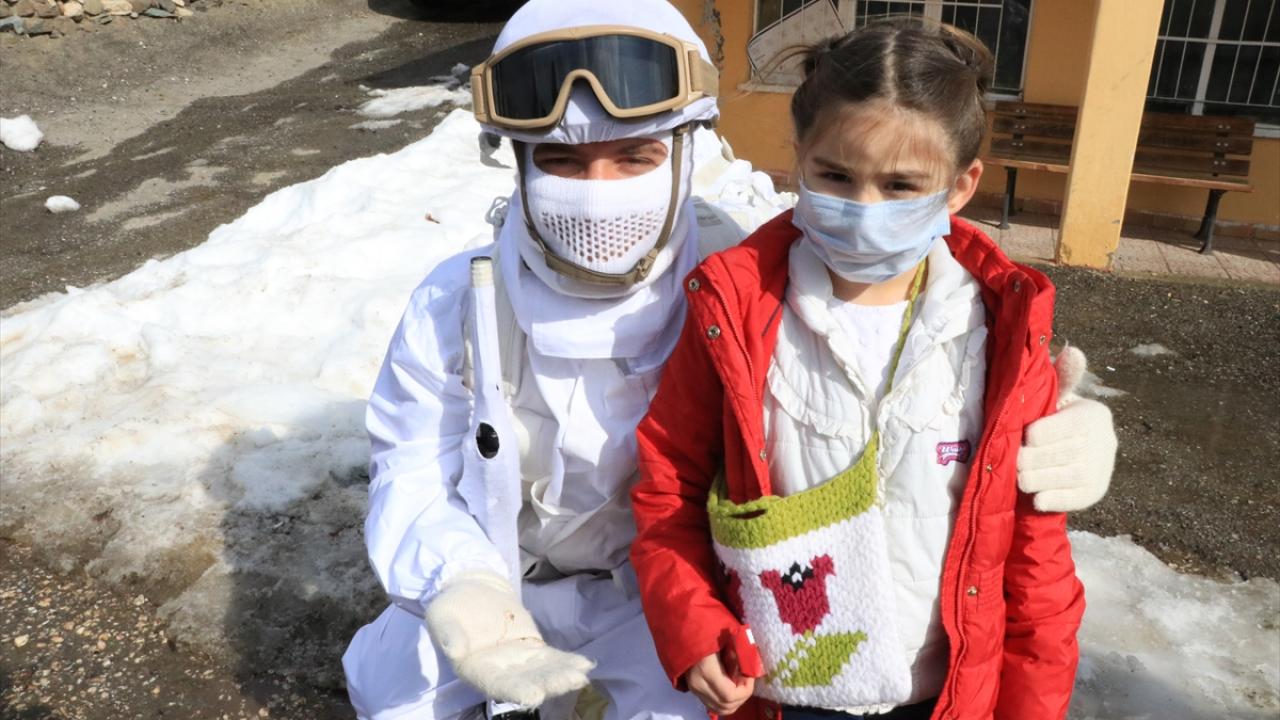 Minik Elif boynundaki kolyeyi tim komutanına hediye etti