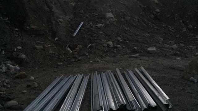 Adanada yoldaki demir bariyerleri çalan şüpheli yakalandı