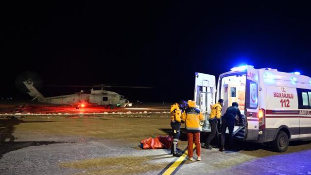 Gökçeadada hastalar helikopterle Çanakkaleye götürüldü