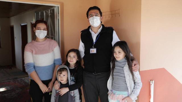 Otobüs şoförü evdeki alevleri aracındaki yangın tüpüyle söndürdü