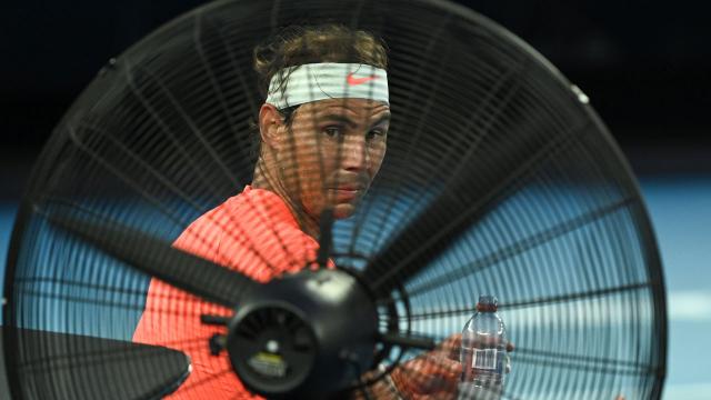 Tsitsipas, Nadalı geriden gelerek eledi