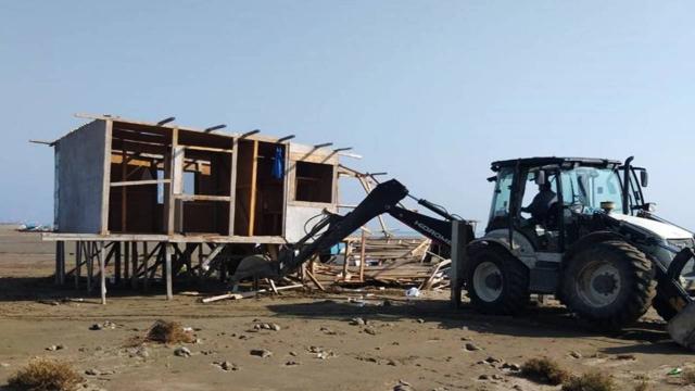 Adanada sit alanındaki 63 baraka yıkıldı