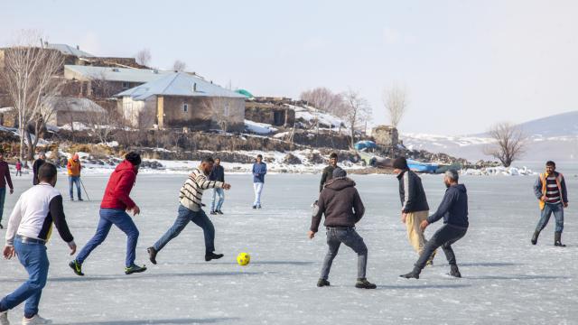 Bitlisli gençler yüzeyi buz tutan Nazik Gölünde futbol oynadı
