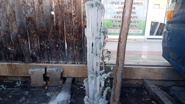Küçükkuyu eksi 8 dereceye düştü: Buz sarkıtları oluştu