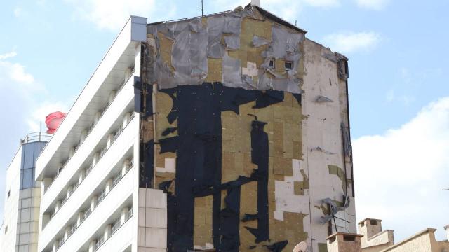 Fırtına okulun dış cephe kaplamasını uçurdu