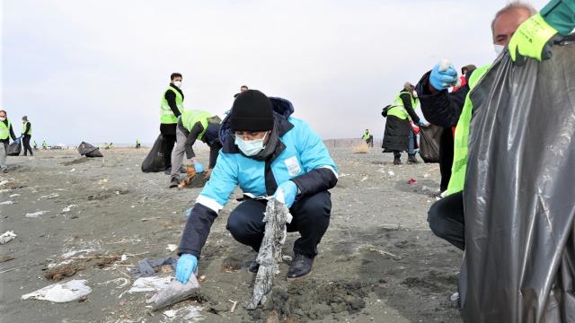 Van Gölü sahili tonlarca çöpten arındırıldı