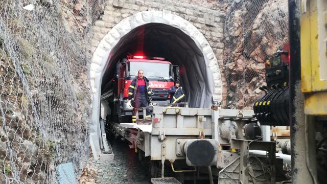 Demir yolu tünelinde çıkan yangına müdahale için itfaiye aracı vagona yüklendi