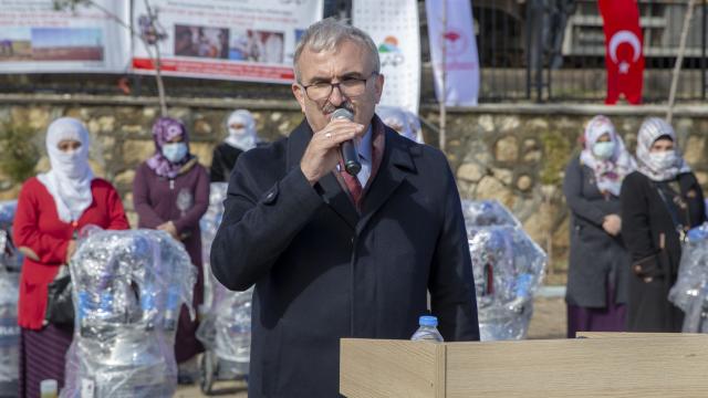 Diyarbakırda hayvancılıkla uğraşan 130 kadına süt sağım makinesi ve yem desteği sağlandı