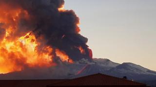 İtalya'da Etna Yanardağı patladı