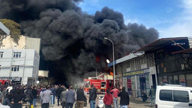 Hatayda fabrika yangını: Gökyüzünü duman kapladı