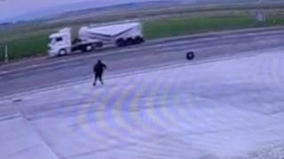 Kamyonetten fırlayan tekeri böyle durdurdu