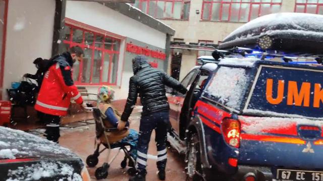Ekipler, yolu kapanan köydeki hamile kadın için seferber oldu