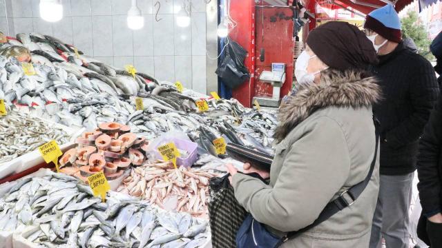 Samsunda kar yağışının ardından hamsiye talep arttı