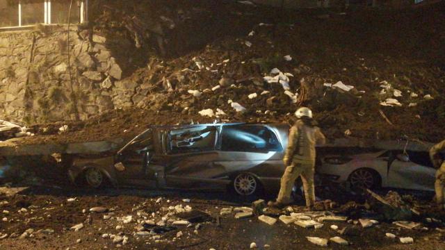 İstanbulda istinat duvarı çöktü, 4 araç kullanılamaz hale geldi