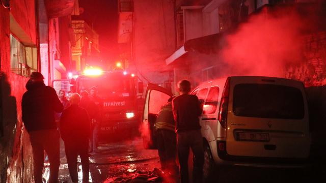 İzmirde yangın: 2 araç ve 1 iş yeri zarar gördü