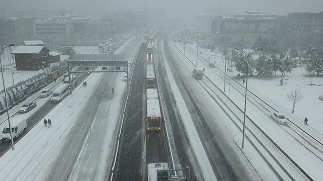 İstanbulda kar yağışı devam ediyor