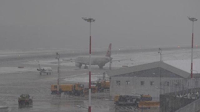 Trabzonda hava ulaşımına kar engeli