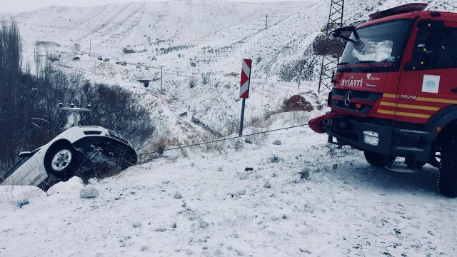 Otomobil uçurumda asılı kaldı, mahsur kalan 5 kişi kurtarıldı