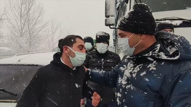 Kar nedeniyle kız istemeye gidemeyen aileye Vali Kaldırımdan yardım sözü