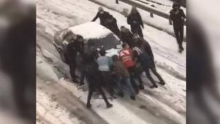 11 kişi kayan otomobili böyle durdurdu